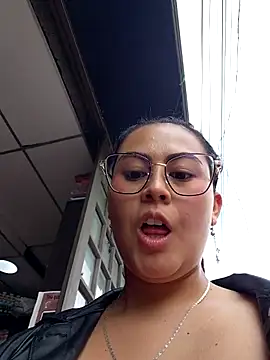 lara moon25 online show from 10.28.25