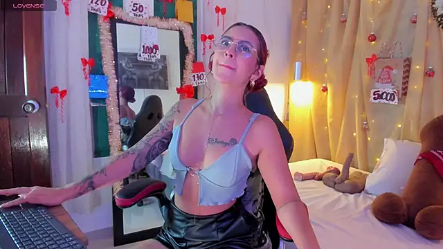 Sophiee Hill online show from 12.19.25