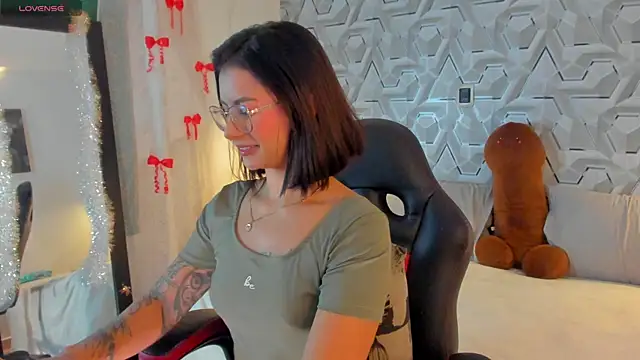 Sophiee Hill online show from 04.10.26