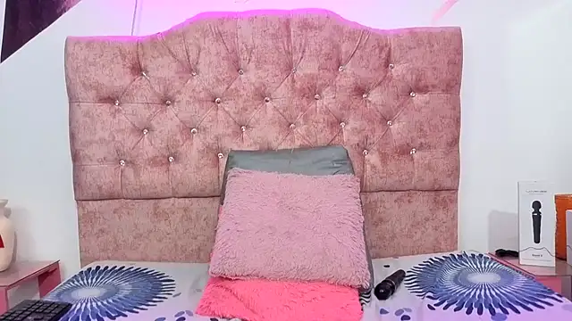 Kitten Hot  online show from 10.28.25