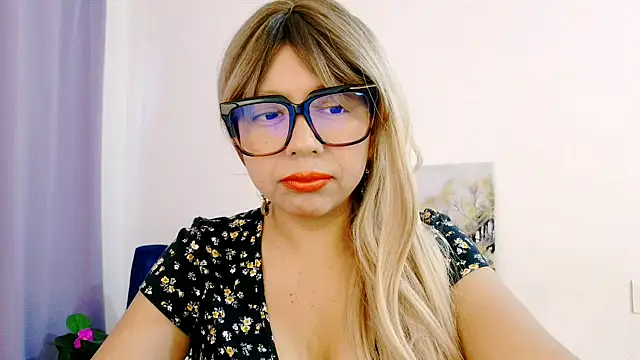 Snapshot of cielitos chatting on 09.30.25 cielitos online show from 09.30.25