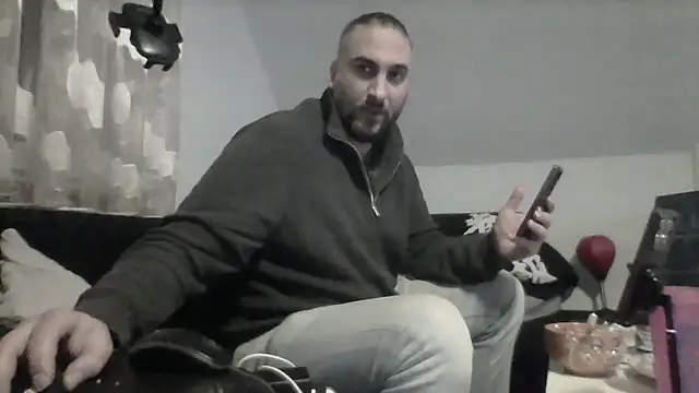 Snapshot of NewyorkDimi chatting on 12.16.25 NewyorkDimi online show from 12.16.25