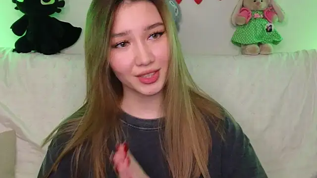 Snapshot of LuxuryGirl__ chatting on 03.04.25 LuxuryGirl online show from 03.04.25