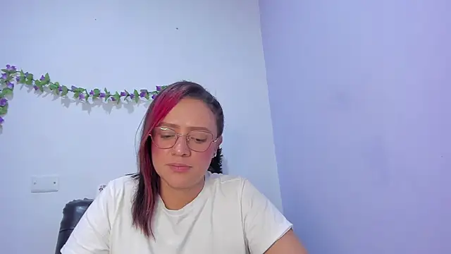 Snapshot of nicollee18 chatting on 02.08.25 nicollee18 online show from 02.08.25
