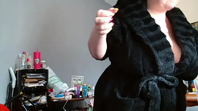 Snapshot of busty-bella1 chatting on 03.17.26 busty-bella1 online show from 03.17.26