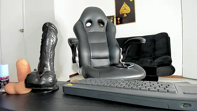 Snapshot of Martinafeet-qos chatting on 02.13.25 Martinafeet-qos online show from 02.13.25