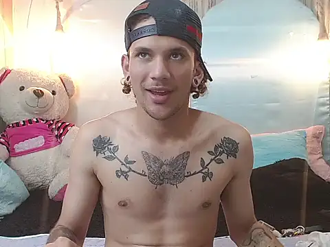 Snapshot of tylor_boy chatting on 11.25.25 tylor boy online show from 11.25.25