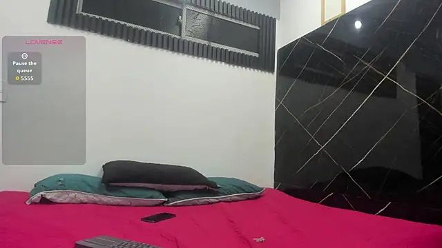 Analiasmith89 online show from 12.21.25