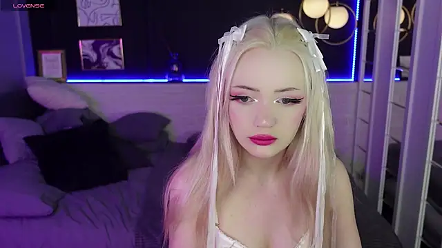 Snapshot of EmilyAir chatting on 01.08.25 EmilyAir online show from 01.08.25