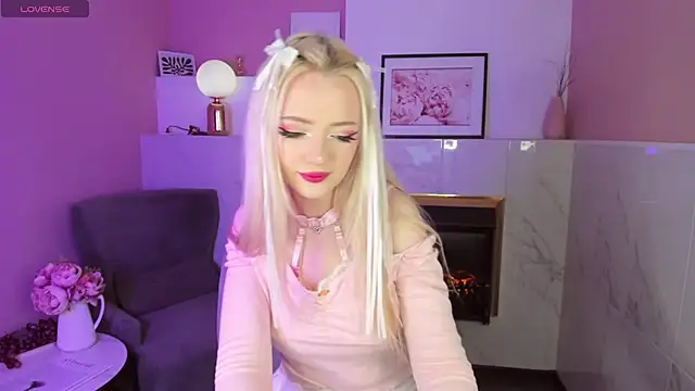 Snapshot of EmilyAir chatting on 02.08.25 EmilyAir online show from 02.08.25