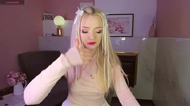 Snapshot of EmilyAir chatting on 02.09.25 EmilyAir online show from 02.09.25