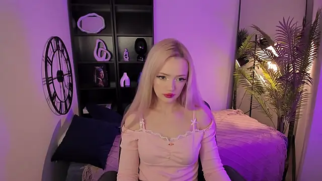 Snapshot of EmilyAir chatting on 09.26.25 EmilyAir online show from 09.26.25