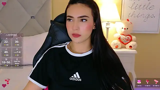 Snapshot of IsaValencia chatting on 09.19.25 IsaValencia online show from 09.19.25