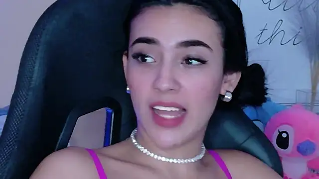 Snapshot of IsaValencia chatting on 10.17.25 IsaValencia online show from 10.17.25