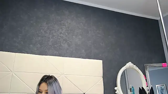 IssaSmith online show from 02.11.25