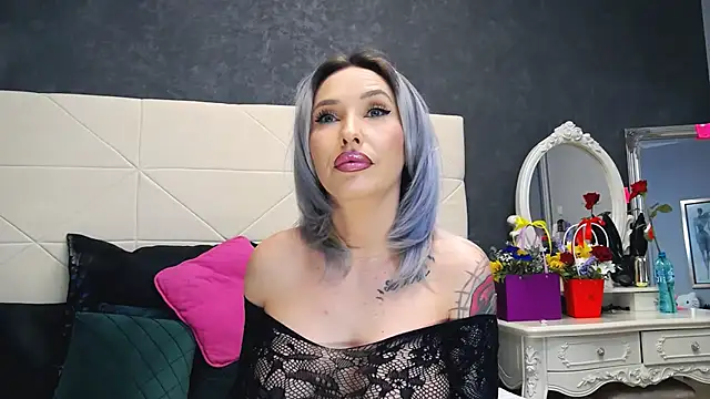 IssaSmith online show from 03.10.25