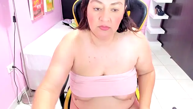 Snapshot of mommy_whore_slut chatting on 01.27.25 mommy whore slut online show from 01.27.25