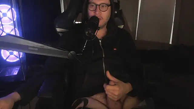 Snapshot of chicostick413 chatting on 10.31.25 chicostick413 online show from 10.31.25