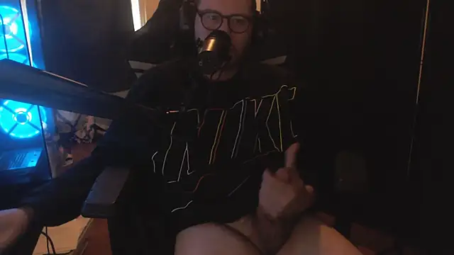 Snapshot of chicostick413 chatting on 11.06.25 chicostick413 online show from 11.06.25