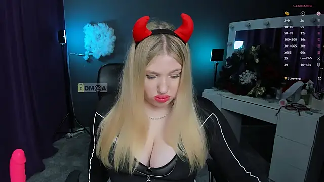 Snapshot of juli_kisss chatting on 01.14.25 juli kisss online show from 01.14.25