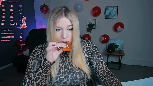 Snapshot of juli_kisss chatting on 02.15.25 juli kisss online show from 02.15.25