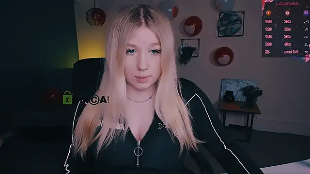 Snapshot of juli_kisss chatting on 02.24.25 juli kisss online show from 02.24.25