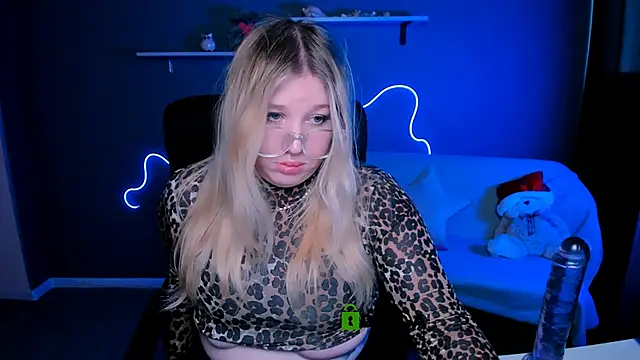 Snapshot of juli_kisss chatting on 03.04.25 juli kisss online show from 03.04.25