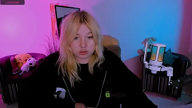 Snapshot of juli_kisss chatting on 10.14.25 juli kisss online show from 10.14.25