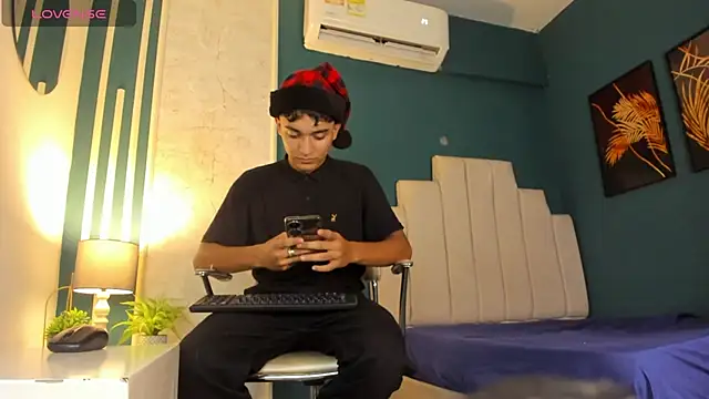 Snapshot of Austin_Cardieff chatting on 12.30.24 Austin Cardieff online show from 12.30.24