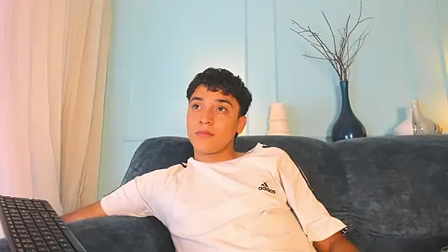 Snapshot of Austin_Cardieff chatting on 02.23.25 Austin Cardieff online show from 02.23.25