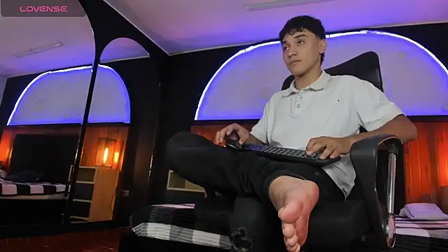 Snapshot of Austin_Cardieff chatting on 03.10.25 Austin Cardieff online show from 03.10.25