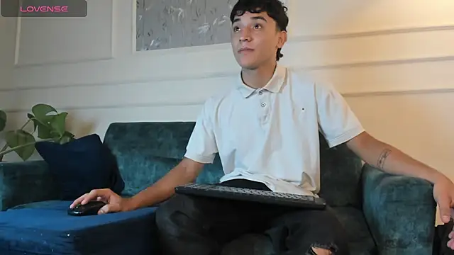 Snapshot of Austin_Cardieff chatting on 03.19.25 Austin Cardieff online show from 03.19.25