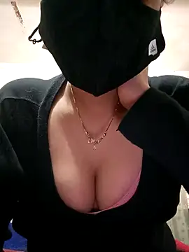 Avantika19 online show from 02.20.25