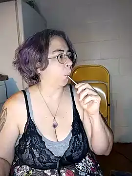 Snapshot of GraceHenderson chatting on 12.12.24 GraceHenderson online show from 12.12.24