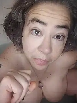 Snapshot of GraceHenderson chatting on 03.02.25 GraceHenderson online show from 03.02.25