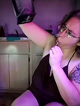 Snapshot of GraceHenderson chatting on 03.08.25 GraceHenderson online show from 03.08.25