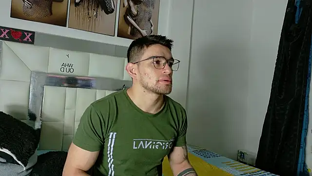 Snapshot of Sexy_Alejandro_ chatting on 02.13.25 Sexy Alejandro online show from 02.13.25