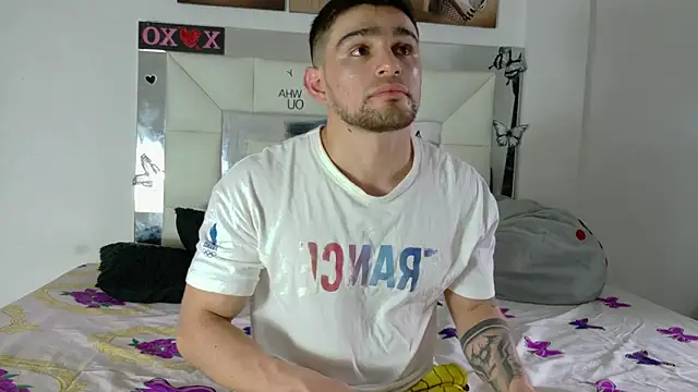 Snapshot of Sexy_Alejandro_ chatting on 03.04.25 Sexy Alejandro online show from 03.04.25