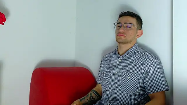 Snapshot of Sexy_Alejandro_ chatting on 05.15.26 Sexy Alejandro online show from 05.15.26