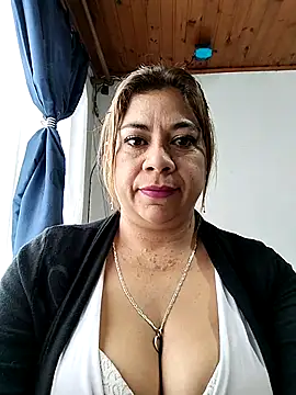 Snapshot of Laura-Hernandez chatting on 10.17.25 Laura-Hernandez online show from 10.17.25
