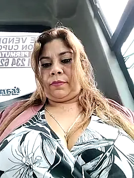 Snapshot of Laura-Hernandez chatting on 10.18.25 Laura-Hernandez online show from 10.18.25