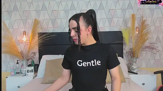 Snapshot of JustinePerry chatting on 02.18.26 JustinePerry online show from 02.18.26