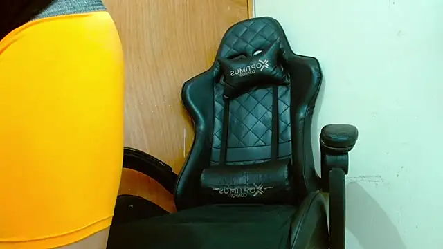 Snapshot of Danyer33 chatting on 03.18.25 Danyer33 online show from 03.18.25