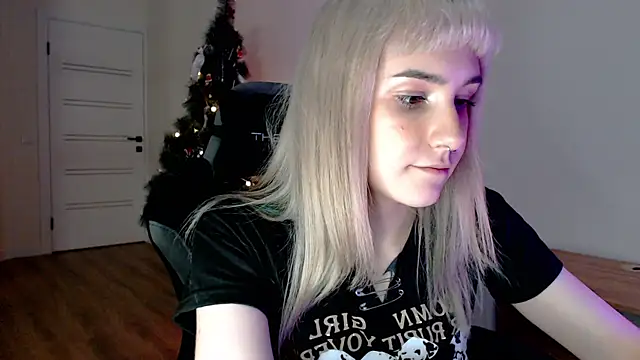 Snapshot of Princess_Shy___ chatting on 02.18.25 Princess Shy    online show from 02.18.25