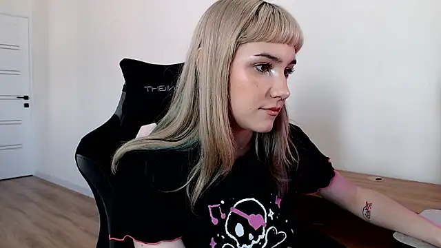 Snapshot of Princess_Shy___ chatting on 02.21.25 Princess Shy    online show from 02.21.25