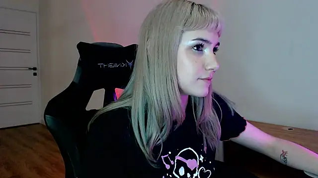 Snapshot of Princess_Shy___ chatting on 02.21.25 Princess Shy    online show from 02.21.25