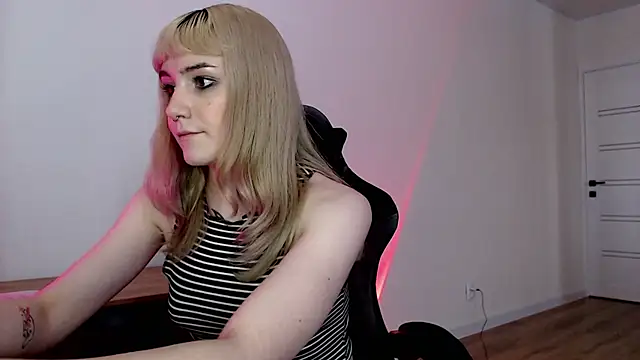 Snapshot of Princess_Shy___ chatting on 03.04.25 Princess Shy    online show from 03.04.25