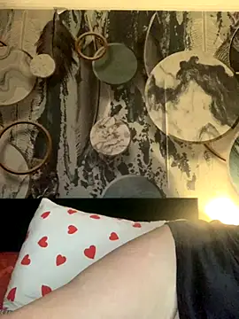 Laura Millf online show from 12.02.25