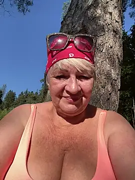 Snapshot of Laura_Millf chatting on 07.17.26 Laura Millf online show from 07.17.26