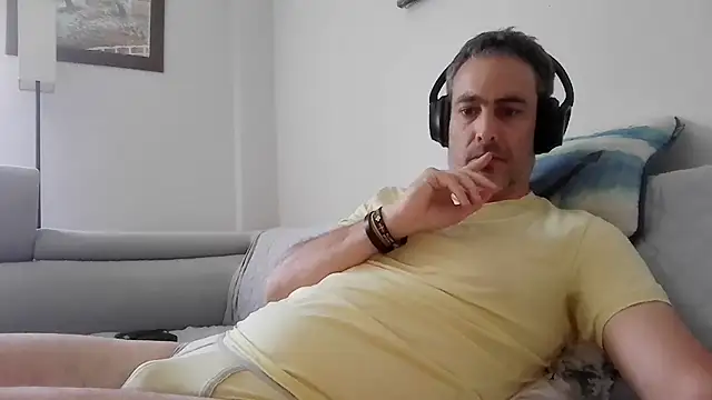 Snapshot of basquehotboy chatting on 04.15.26 basquehotboy online show from 04.15.26